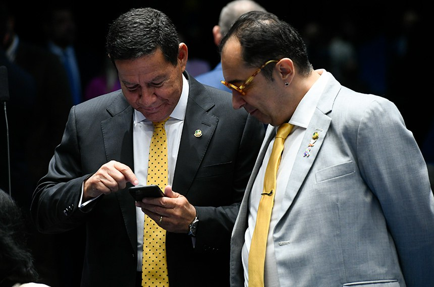 Autores do projeto que regulamenta as apostas durante discussão no Senado. Foto: Marcos Oliveira/Agência Senado